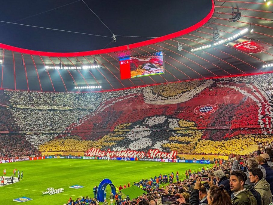 Cómo me gusta la solución de este tifo a los huecos entre asientos y tribunas