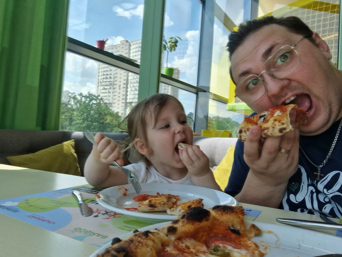 Я не хотів нічого писати ані в дату твого викрадення, ані на твій день народження, який був нещодавно. Але гугл фото ніби навмисно нагадує про ці моменти. Мені дуже тебе не вистачає, донечко.