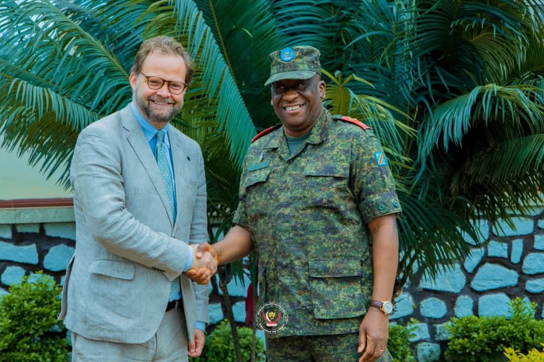 sergesindani01's tweet photo. 🔴#RDC—— Ituri : « L'Ambassadeur du Royaume de Norvège encourage les actions de l'administration militaire #FARDC, dirigée par le Lt-Gen Luboya N'kashama, sur le volet sécuritaire et développement », rapporte le lieutenant Jules #Ngongo, conseiller en communication du Gouv Luboya.