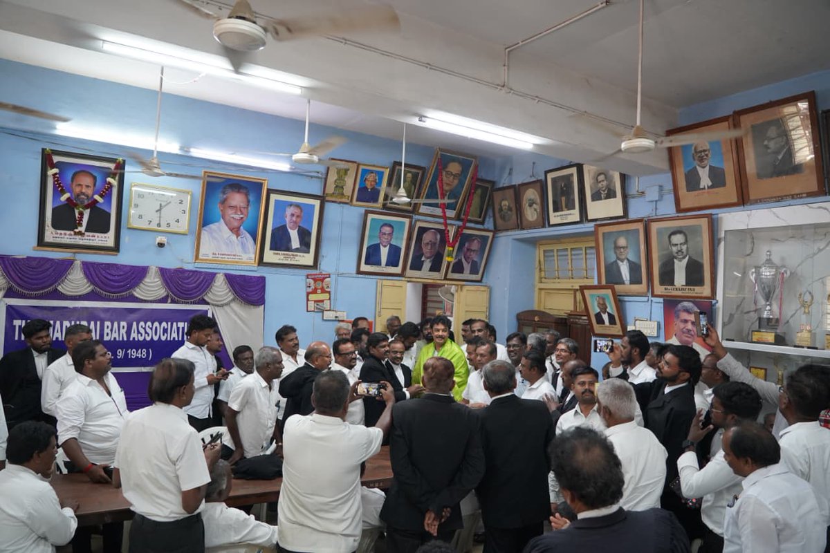 மதுரை மாவட்ட நீதிமன்றத்தில் ,வழக்கறிஞர் சங்கத்தில் அனைவரிடமும் உரையாடி  மகிழ்ந்த தருணம்.
#Vote4SundarC
#Sundarc4MaduraiCentral
#UngalVeetuPillaiSundarC
#Aiadmk
<a href="/AIADMKOfficial/">AIADMK - SayYesToWomenSafety&AIADMK</a>