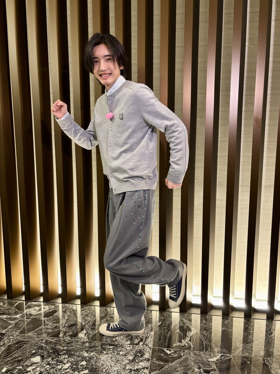 あす17日（金）は「#なにわ男子のそれええやん！」
話題のマストバイドリンクから
大人気コンビニアレンジグルメまで☺️
外国人観光客が選ぶ最新コンビニアイテムのええやんを ＃道枝駿佑 くん が探すよ！
現在のええやんポイントは９❗️

道枝くんはいくつ見つけられるかな？
7時22分頃放送予定📺