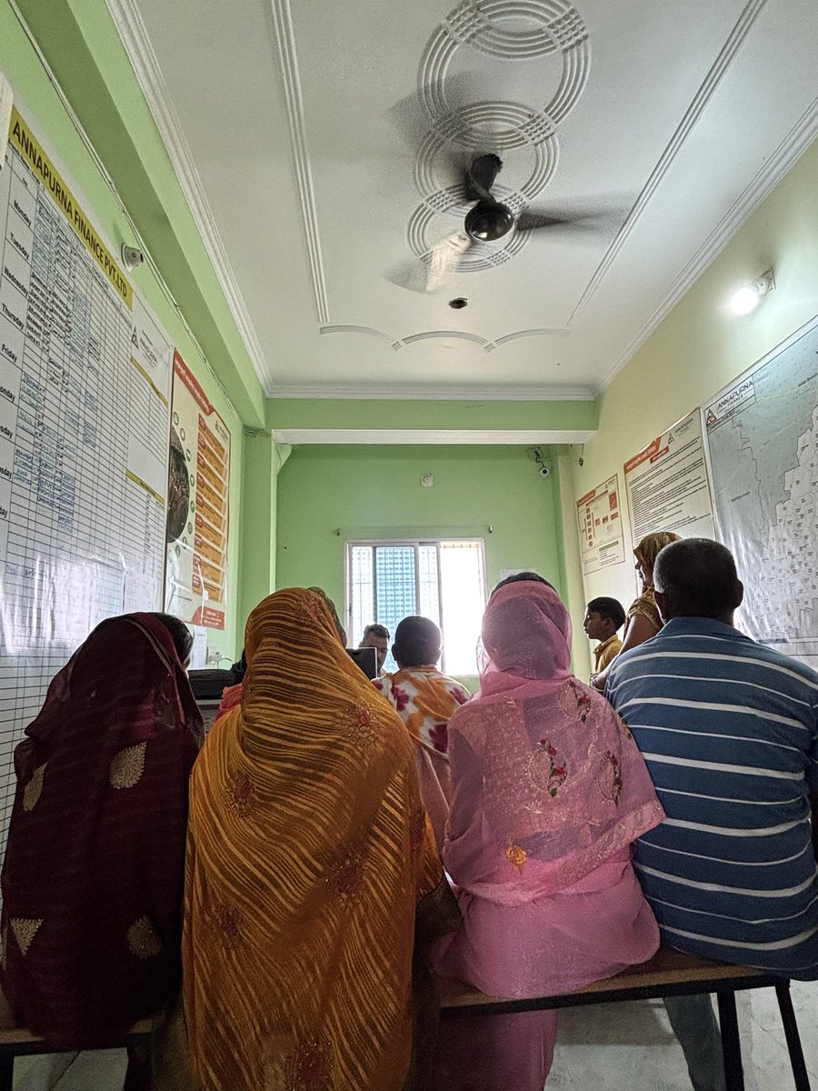 Supratikgljq's tweet image. आज Annapurna Finance Pvt. Ltd. के ऑफिस में 38°C गर्मी में सिर्फ एक पंखा था—न ठंडा पानीऔर ठंडक की सही व्यवस्था।  
इतनी गर्मी में ग्राहकों को काफी परेशानी होती है। जब आप लोन पर ब्याज लेते हैं, तो कम से कम basic सुविधाएं देना भी जरूरी है
#CustomerRights #AnnapurnaFinance