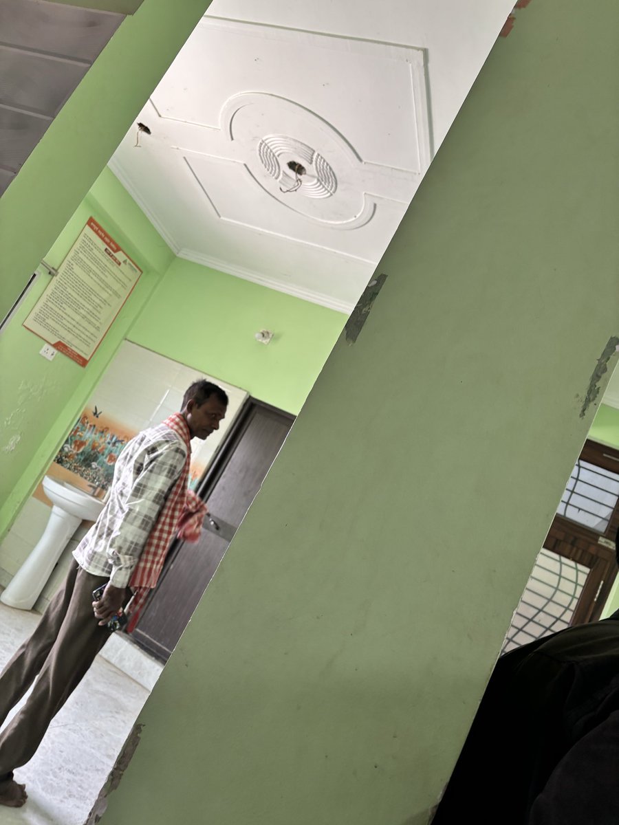 Supratikgljq's tweet image. आज Annapurna Finance Pvt. Ltd. के ऑफिस में 38°C गर्मी में सिर्फ एक पंखा था—न ठंडा पानीऔर ठंडक की सही व्यवस्था।  
इतनी गर्मी में ग्राहकों को काफी परेशानी होती है। जब आप लोन पर ब्याज लेते हैं, तो कम से कम basic सुविधाएं देना भी जरूरी है
#CustomerRights #AnnapurnaFinance