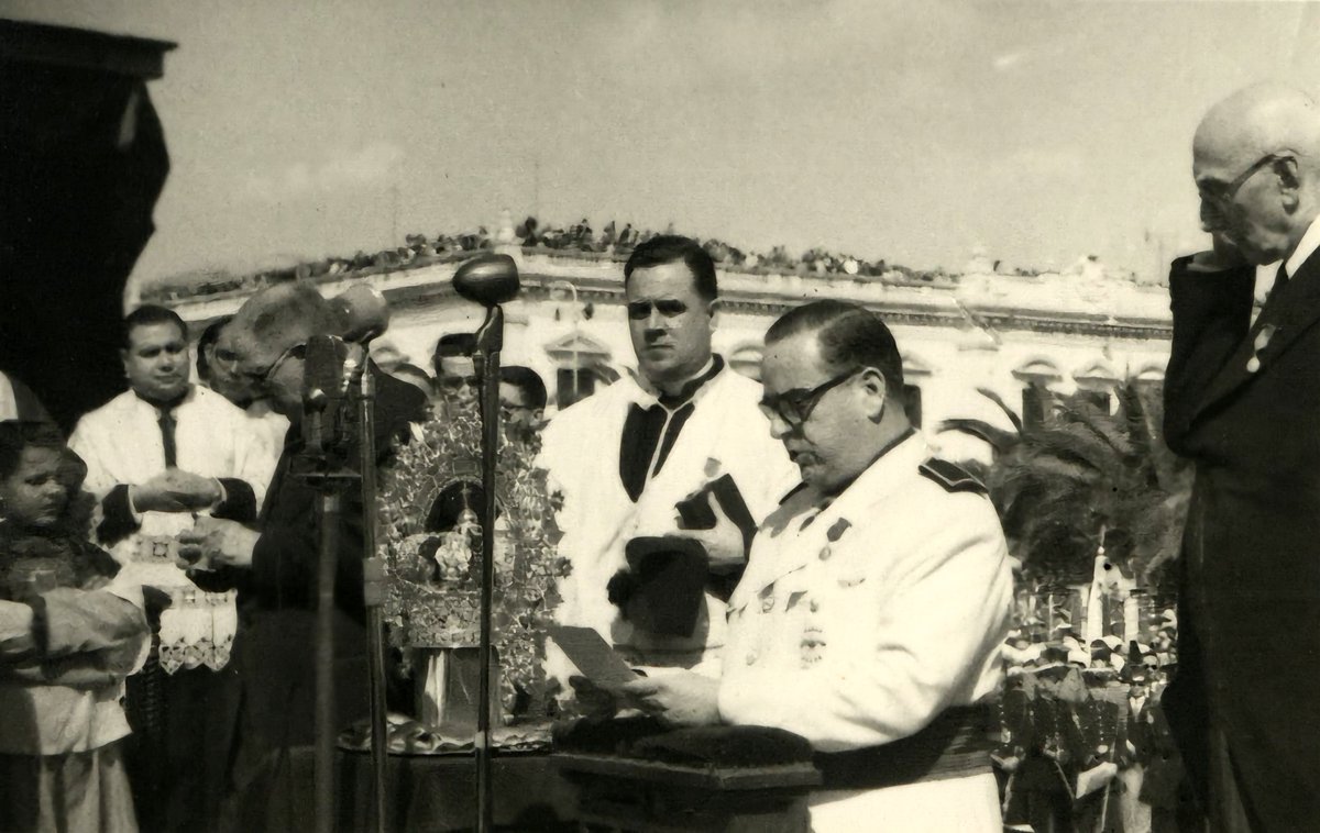 archivoct's tweet photo. Tal día como hoy, en 1955, tuvo lugar la ceremonia de segunda coronación de la virgen de la Caridad. A este respecto, hoy os presentamos estas dos fotografías de dicho acto. En primer plano, de rodillas ante la corona, vemos al entonces alcalde de Cartagena, Miguel Hernández. https://t.co/nyMeAPmJZC