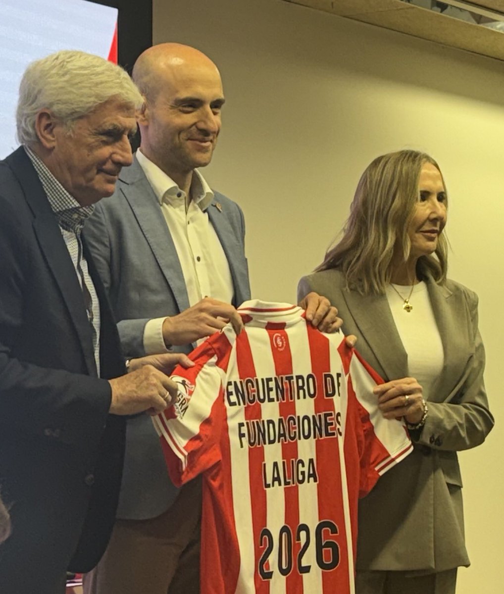 FundacionLaLiga's tweet photo. ⚽️🏠 David Guerra, vicepresidente del @RealSporting, hace entrega de un obsequio conmemorativo por acoger el XVIII Encuentro de Fundaciones del Fútbol Profesional. 

¡Gracias por vuestra predisposición e implicación! 🤲 https://t.co/oBMKrej4vT