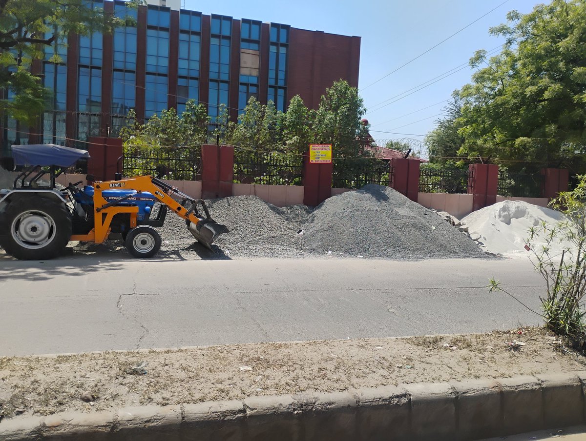 SandeshDhara's tweet image. 🚨 ओखला में अतिक्रमण से ट्रैफिक बेहाल, कार्रवाई कब?

ओखला इंडस्ट्रियल एरिया फेस-1 अंडरपास, तहखंड मोड़ रेड लाइट के पास हमदर्द लैब की दीवार से सटाकर बिल्डिंग मटेरियल (रेत, बजरी आदि) डालकर खुला अतिक्रमण किया गया है।

📸 ताजा तस्वीरों में साफ है कि आज भी स्थिति जस की तस बनी हुई है,