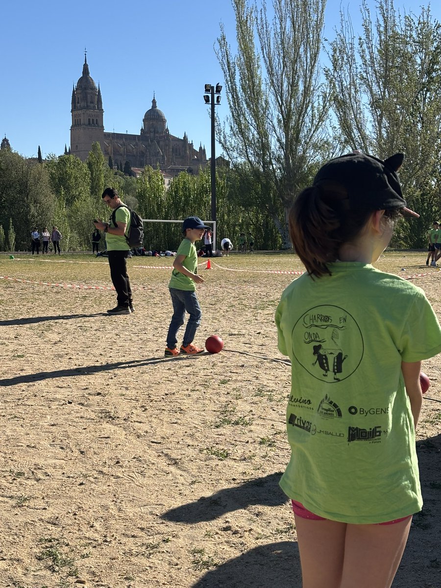 ceipcampocharro's tweet photo. En este marco incomparable, celebramos el IV#DEFC26 Una buena marcha matutina y juegos en esta jornada de #deporte y #convivencia  @cfiesalamanca @aytoSalamanca #actividadfísica #cuerposano #alimentaciónsaludable #somoscampocharro #creandopiña https://t.co/E6Q4dA9qhp