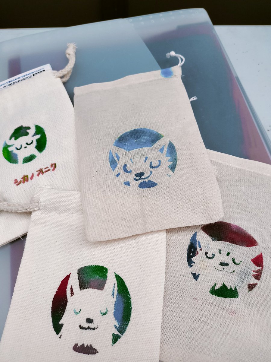 オヤツとか、ジャーキーとかいれるのにちょうどいい。