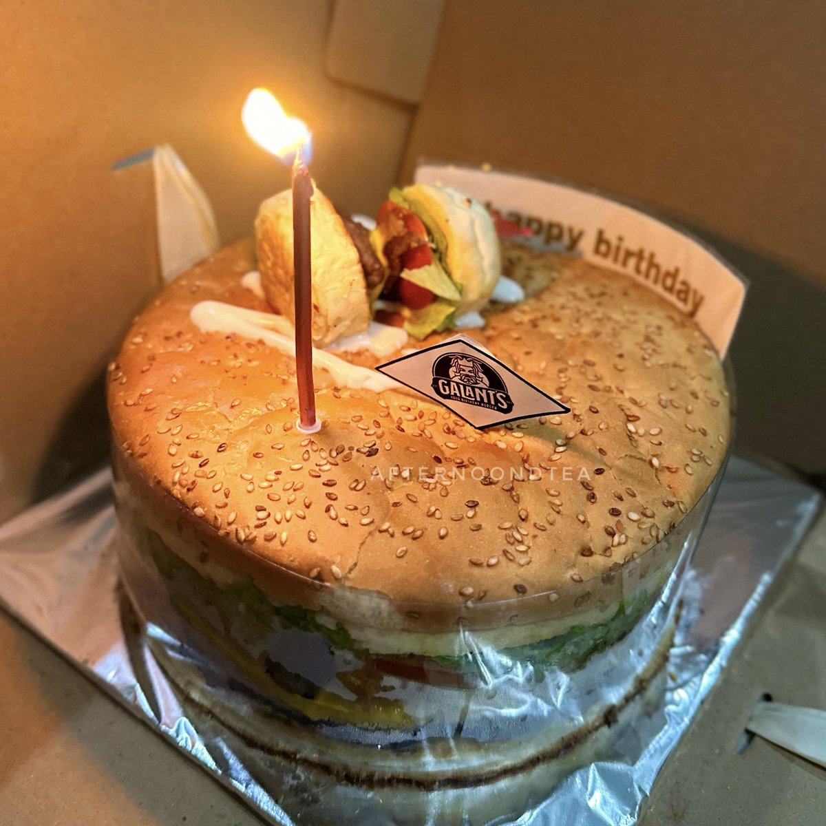 bos besar di rumah ulang tahun 🎉
kue ultah?? skip aah
mending BURGER RAKSASA 🍔

karena kue terlalu mainstream heheh canda. yang bener, karena semua burger milik Allah 🫣