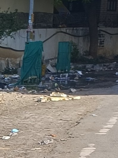Dekumarp's tweet photo. @MCD_Delhi @LtGovDelhi @gupta_rekha @official_dda @DC_NGZMCD Day 2 - Date 16th Apr- follow up!
No changes found, still garbage spilling going on the road https://t.co/hVxwHcsW5u