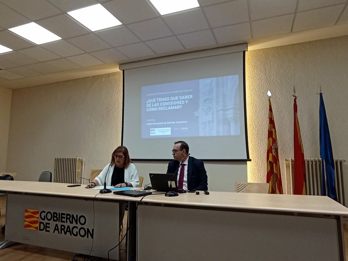 ConsumoAragon's tweet photo. La DG de Protección de Consumidores y Usuarios, @inmaculadadf  ha inaugurado hoy en Zaragoza la jornada “Consumo responsable en la sociedad del siglo XXI”, organizado por el @IAAPAragon. Una cita para reflexionar sobre consumo, sostenibilidad y derechos de la ciudadanía. https://t.co/qhzmOxXQXt
