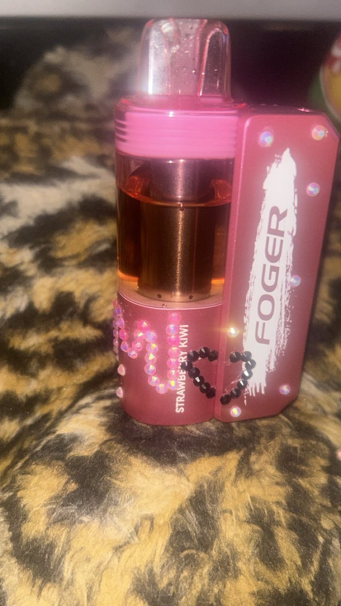 Rottingberryy's tweet image. I bedazzled my vape😛 #vape #nic