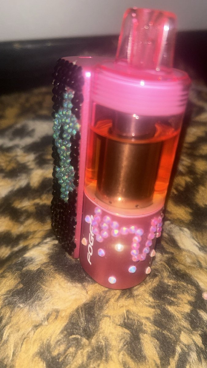 Rottingberryy's tweet image. I bedazzled my vape😛 #vape #nic