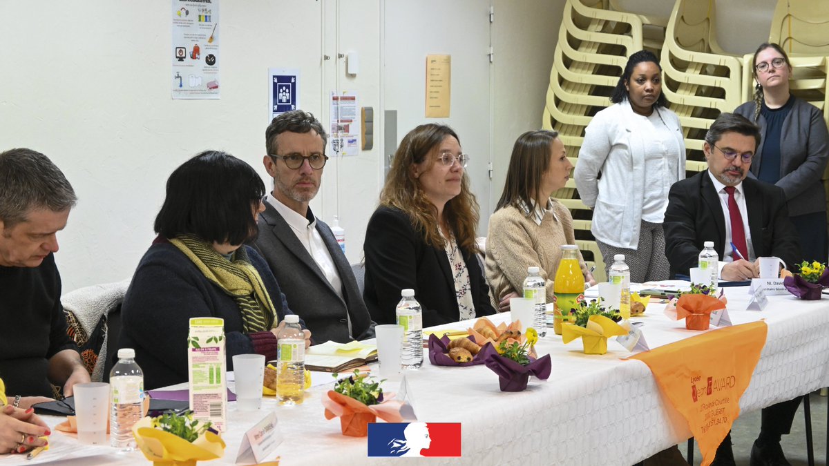 aclimoges's tweet photo. La rectrice de l'@aclimoges rencontre les élèves et équipes du lycée J. Favard de Guéret autour du thème Filles et maths.
▶️Les lycéennes des parcours scientifiques partagent leurs motivations et projets d'orientation.
▶️Découverte du projet Labdays 2026 avec les élèves de STI2D https://t.co/TdCddAPJW4