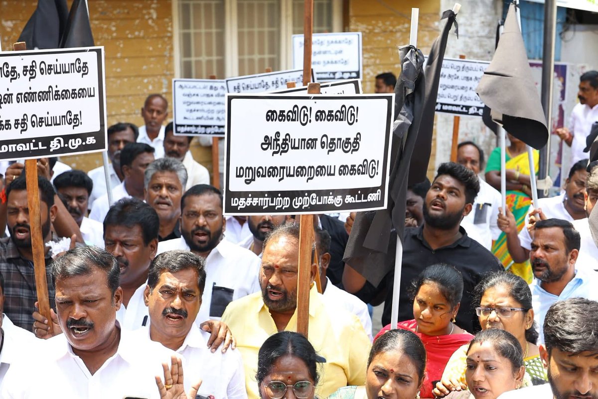 thiagarajan2026's tweet photo. கழகத் தலைவர், மாண்புமிகு தமிழ்நாடு முதலமைச்சர் தளபதி @mkstalin அவர்களின் ஆணைக்கிணங்க, மாண்புமிகு கரூர் மாவட்டக் கழகச் செயலாளர் @V_Senthilbalaji அவர்கள் தலைமையில்,

எம்பி தொகுதி மறுவரையறை என்ற பெயரில் தமிழ்நாட்டிற்கு துரோகமிழைக்கும் ஒன்றிய பாஜக அரசையும், அதற்கு சாமரம் வீயும் அடிமை அதிமுக கூட்டணியைக் கண்டித்து, மதசார்பற்ற முற்போக்கு கூட்டணி சார்பில், இன்று கரூர் கலைஞர் அறிவாலயம் முன்பு நடைபெற்ற மாபெரும் கண்டன ஆர்ப்பாட்டத்தில் கலந்து கொண்டோம்..

#Delimitation 
#SayNoToNDA
#DravidianModel #DMK4TN
#TNwillFightTNwillWin