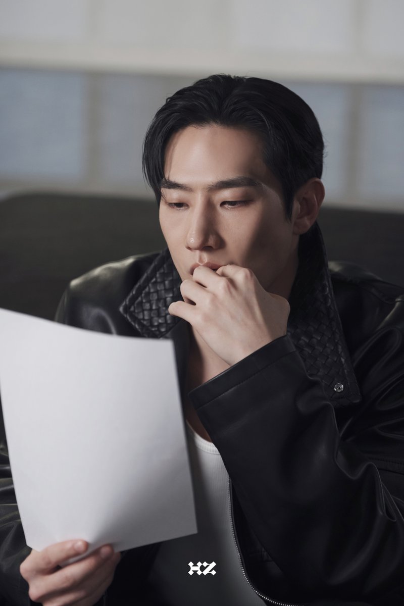 highziumstudio's tweet image. [#노상현] #BLOG

레더 자켓 입는 국무총리?😲🖤
그의 이중생활을 공개합니다! 

🔗 blog.naver.com/highziumstudio…

#STEVESANGHYUNNOH #하이지음스튜디오 #HighZiumstudio #드라마 #Drama #21세기대군부인 #PerfectCrown