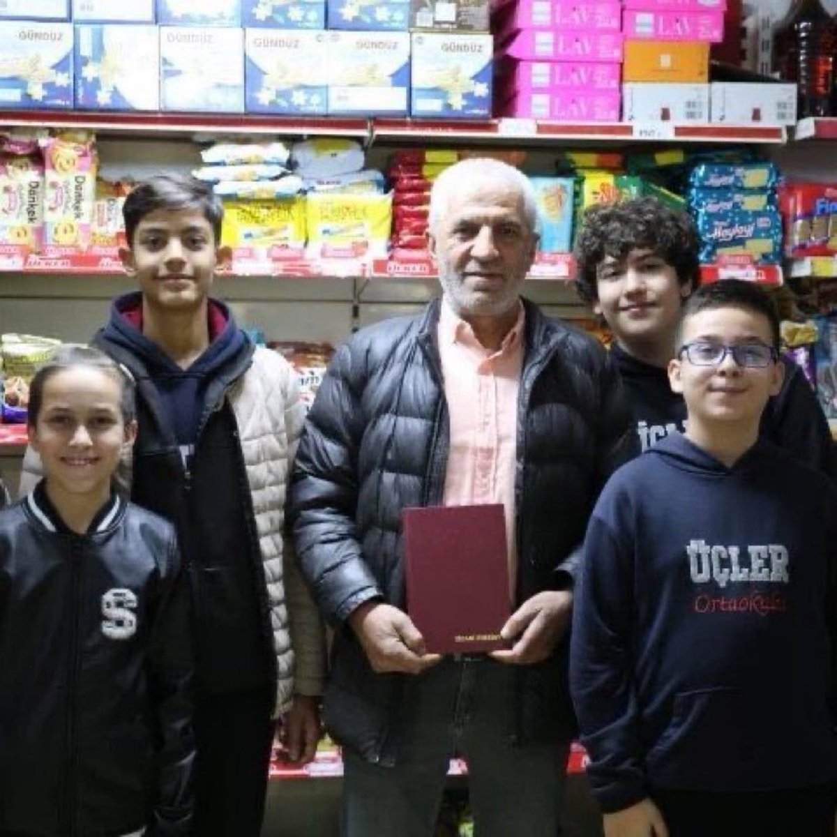 HVMHaber's tweet photo. Suça sürüklenmemiş, aslan gibi çocuklar.

Denizli'de ortaokul öğrencileri düzenledikleri kermes ile 2 bakkalın veresiye defterindeki 120.000 TL'lik borcu kapattı. https://t.co/pMFciNIPAs