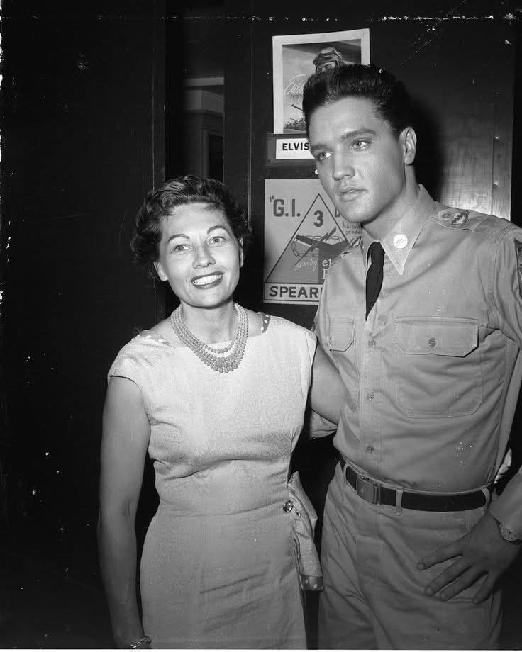AboutElvis's tweet image. On the set of G.I. Blues
#Elvis #ElvisPresley #Elvistheking #Elvis1960  #ElvisHistory #Elvis2026