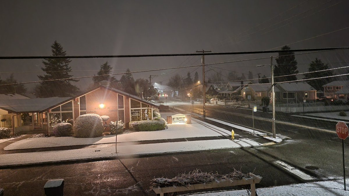 NatHeathirPhoto's tweet image. It's sticking!!!  So weird!!!  #WAwx #pnw #Enumclaw #snow