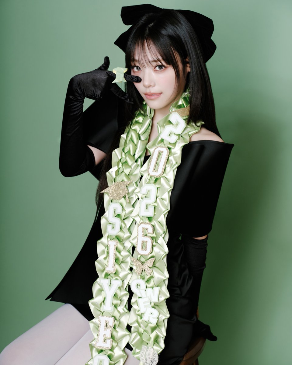 #QWER 4th Mini Album ‘CEREMONY’

Concept photo : Graduation
R, Siyeon

📆 2026.04.27 6PM(KST)

#CEREMONY #세레머니
#Siyeon #시연