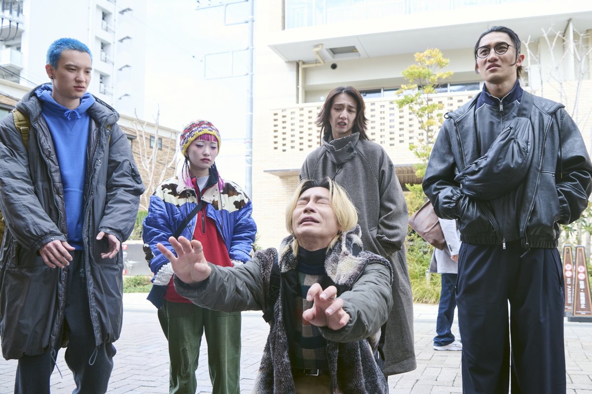 Storm_FILM_'s tweet photo. ♨︎——————————————————

　　#岩本照＆#松田元太 W主演
ドラマ『#カラちゃんとシトーさんと、』
　　#PrimeVideo で独占配信中！

　  あす𝟜月𝟙𝟠日(土)𝟘時〜配信開始！
第𝟟話・最終話 あらすじ & 場面写真公開

————————————————————♨︎

第𝟟話
「カラちゃんとシトーさんと、ぐるぐる」
￣￣￣￣￣￣￣￣￣￣￣￣￣￣￣￣￣￣￣

🌀「迷ったときは、はじまりの場所へ。」

多忙なファッションショーの舞台裏。
無事に本番を終えたカラちゃんだったが、
心も身体も限界に近づいていた…。

そんな彼を、シトーさんは
さりげなく街へ連れ出す。

カラちゃんの好物を囲みながら
交わす何気ない会話の中で、
カラちゃんは仕事への迷いを吐露する…
順調に見えるキャリアの裏で、
ぐるぐると巡り始める思考。

そんな彼を見たシトーさんが誘ったのは、
二人の原点の地——江ノ島。

サウナ×食×旅で紡ぐ
“迷いと原点”のヒーリングドラマ第7話。

#カラシトと