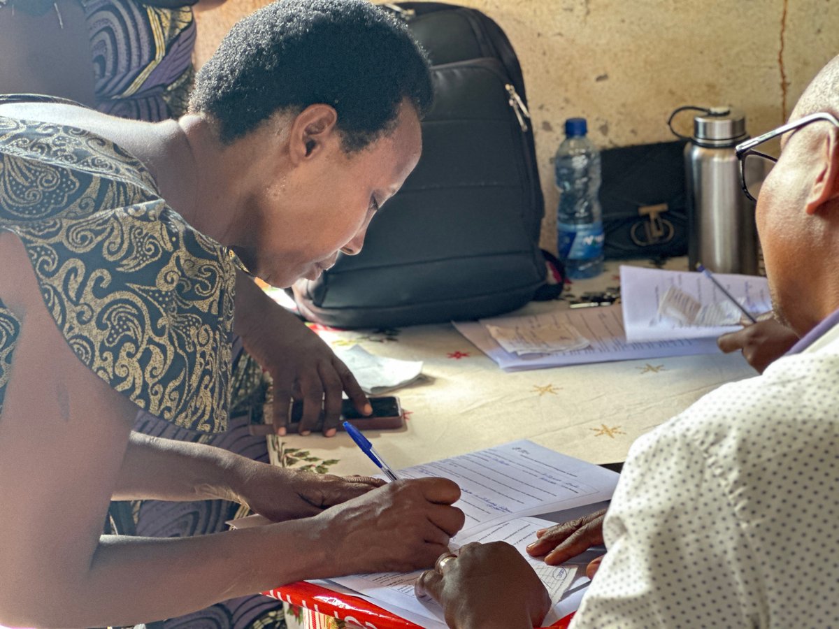 VHW's tweet image. As funding shifts, communities lead.

Through Magara Meza with Alongside Hope, we purchased 5+ metric tons of peanuts and paid 26.8M BIF directly to farmers (60% women).

Income today. Nutrition tomorrow. A reliable market for what comes next.

#FoodSecurity #Burundi