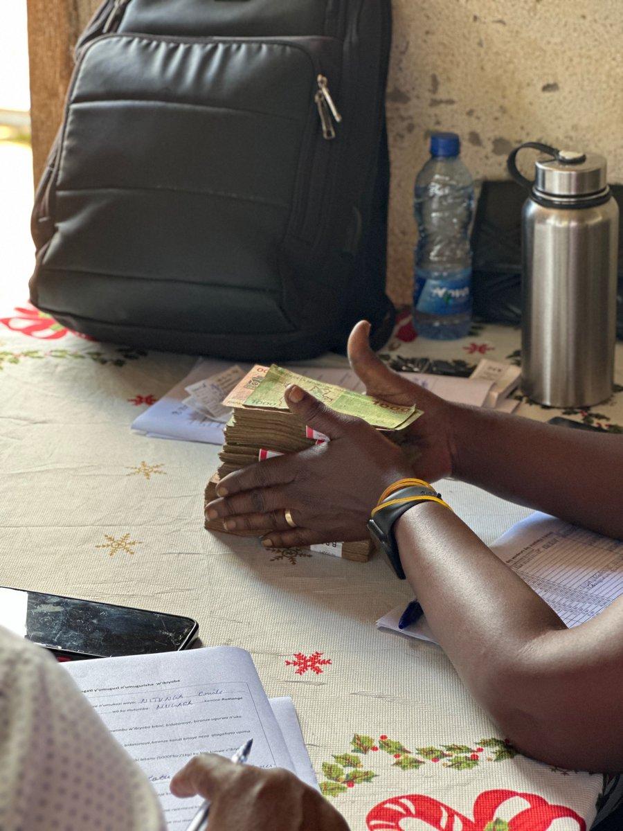 VHW's tweet image. As funding shifts, communities lead.

Through Magara Meza with Alongside Hope, we purchased 5+ metric tons of peanuts and paid 26.8M BIF directly to farmers (60% women).

Income today. Nutrition tomorrow. A reliable market for what comes next.

#FoodSecurity #Burundi