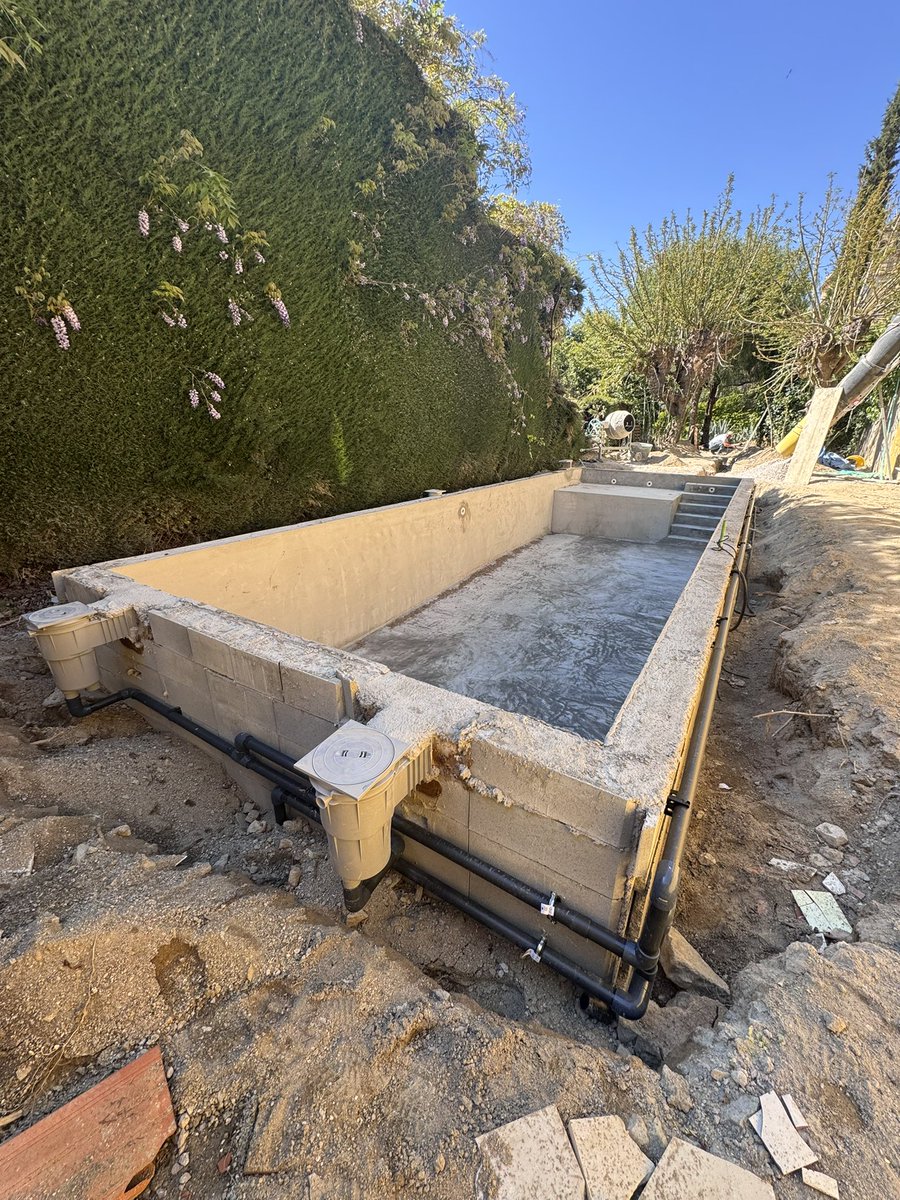 ReformaPiscinas's tweet photo. Avance de obra construcción piscina con próximo acabado (una vez hagamos todas las instalaciones de la piscina y playa) con #láminaarmada modelo #evolveverdant de la firma #piscinas_renolit_alkorplan_es RH POOLS #seguimostrabajando https://t.co/slFWzeCkCu