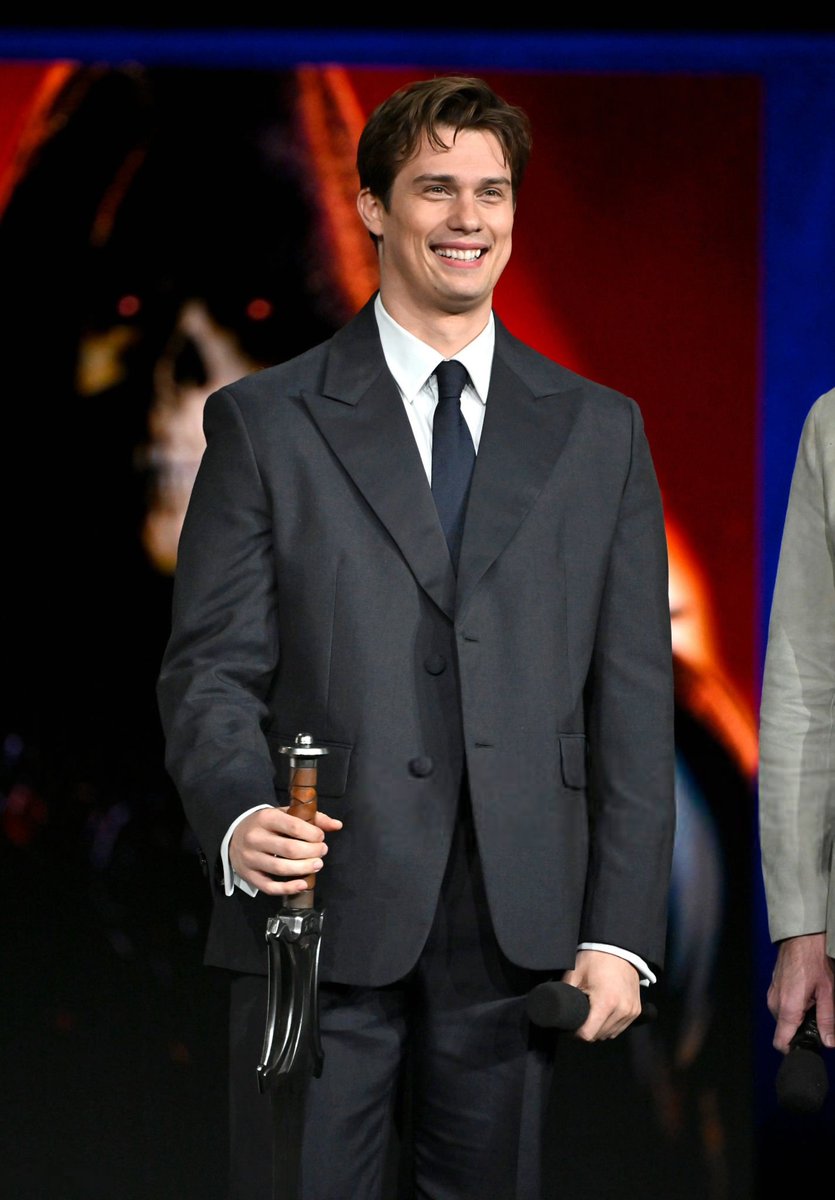 motumovie2026's tweet image. “By the power of Grayskull… I have the power!” 🗡️⚡️

Nicholas Galitzine holding the Power Sword at CinemaCon for “Masters of the Universe” ✨

#MastersMovie #MastersoftheUniverse #heman #NicholasGalitzine #mattel