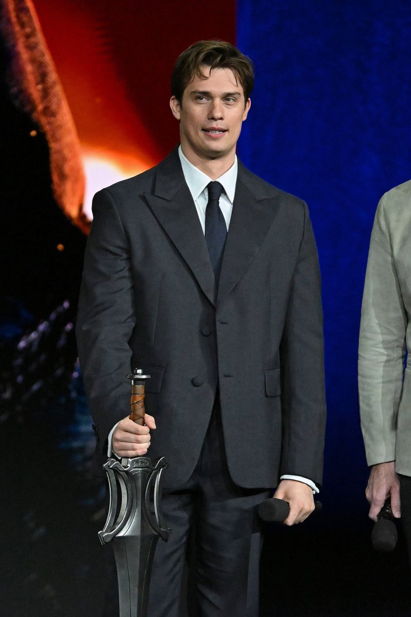 motumovie2026's tweet image. “By the power of Grayskull… I have the power!” 🗡️⚡️

Nicholas Galitzine holding the Power Sword at CinemaCon for “Masters of the Universe” ✨

#MastersMovie #MastersoftheUniverse #heman #NicholasGalitzine #mattel