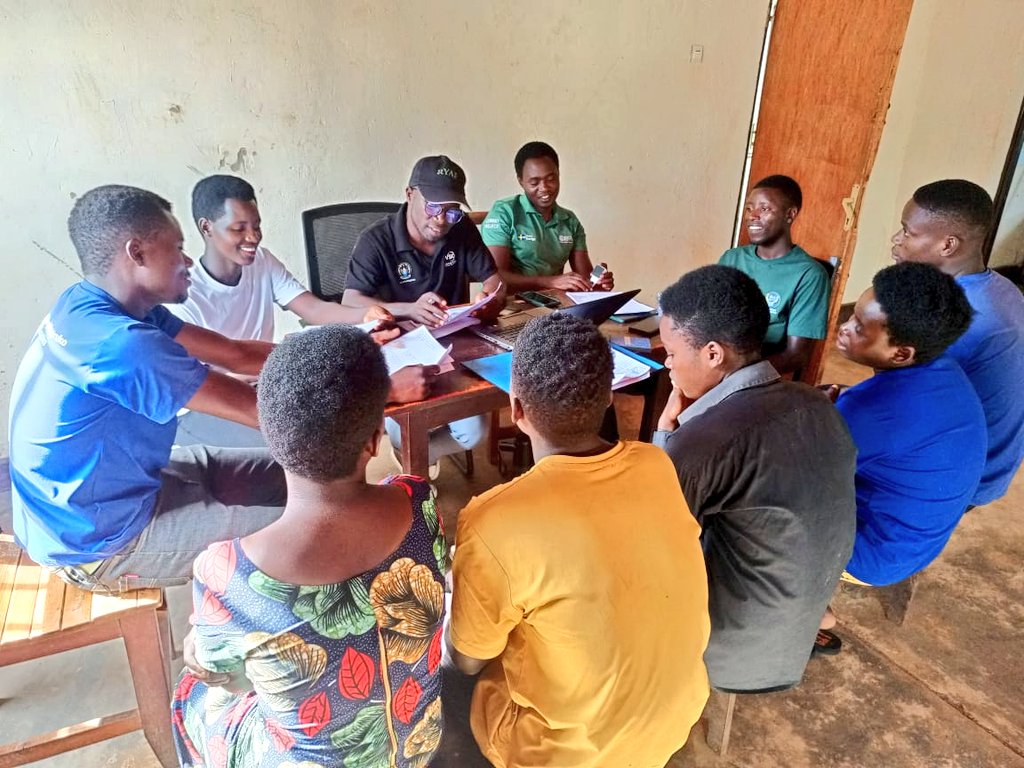 NyarugengYouthB's tweet image. #GusuzumaImihigoDay2: Urubyiruko rw'umurenge wa Nyarugenge bakomeje igikorwa cyo gusuzuma Imihigo y'urubyiruko 2025-2026 mu tugari ku munsi wa2, n'Igikorwa cyabereye mu Kagari ka #Gihinga na #Murambi Hasuzumwe Imihigo mu mpapuro ndetse n'ibyakozwe kuri Terrain @bugeserayouth.