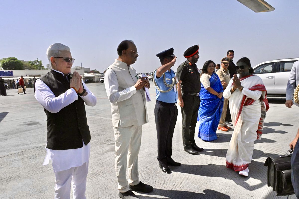 InfoNagpur's tweet image. राष्ट्रपती द्रौपदी मुर्मू यांचे #नागपूर येथून वायु सेनाच्या हेलिकॉप्टरने सेवाग्राम आश्रम वर्धाकडे प्रयाण. राज्यपाल जिष्णू देव वर्मा, महसूलमंत्री चंद्रशेखर बावनकुळे त्यांच्यासमवेत रवाना. @rashtrapatibhvn 
@maha_governor @CMOMaharashtra @cbawankule #UNI