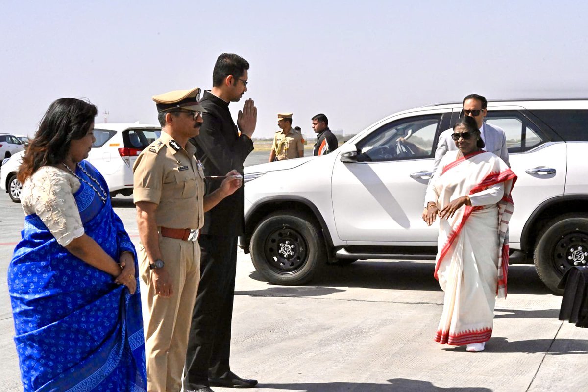 InfoNagpur's tweet image. राष्ट्रपती द्रौपदी मुर्मू यांचे #नागपूर येथून वायु सेनाच्या हेलिकॉप्टरने सेवाग्राम आश्रम वर्धाकडे प्रयाण. राज्यपाल जिष्णू देव वर्मा, महसूलमंत्री चंद्रशेखर बावनकुळे त्यांच्यासमवेत रवाना. @rashtrapatibhvn 
@maha_governor @CMOMaharashtra @cbawankule #UNI