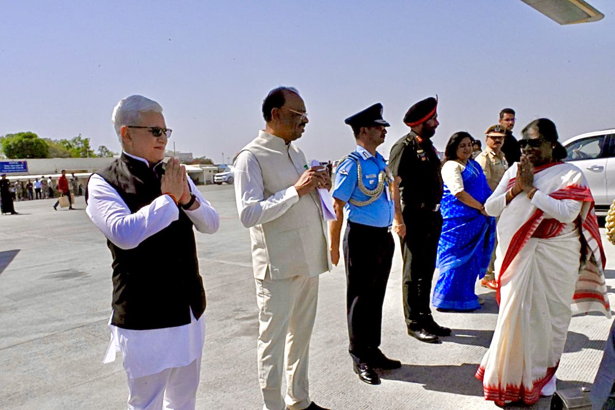 InfoNagpur's tweet image. राष्ट्रपती द्रौपदी मुर्मू यांचे #नागपूर येथून वायु सेनाच्या हेलिकॉप्टरने सेवाग्राम आश्रम वर्धाकडे प्रयाण. राज्यपाल जिष्णू देव वर्मा, महसूलमंत्री चंद्रशेखर बावनकुळे त्यांच्यासमवेत रवाना. @rashtrapatibhvn 
@maha_governor @CMOMaharashtra @cbawankule #UNI