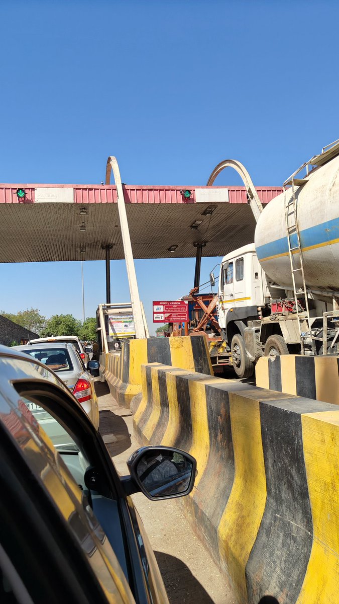 Hammadk_w's tweet photo. Extreme mismanagement at #PimpalgaonTollNaka🚦 Daily commuters are forced to wait for hours due to pathetic service. This is a total waste of time and fuel. 🛑
​@NHAI_Official @MSRDC_Official @CMOMaharashtra please look into this on priority. This needs a permanent solution! https://t.co/lhshnOpsc4