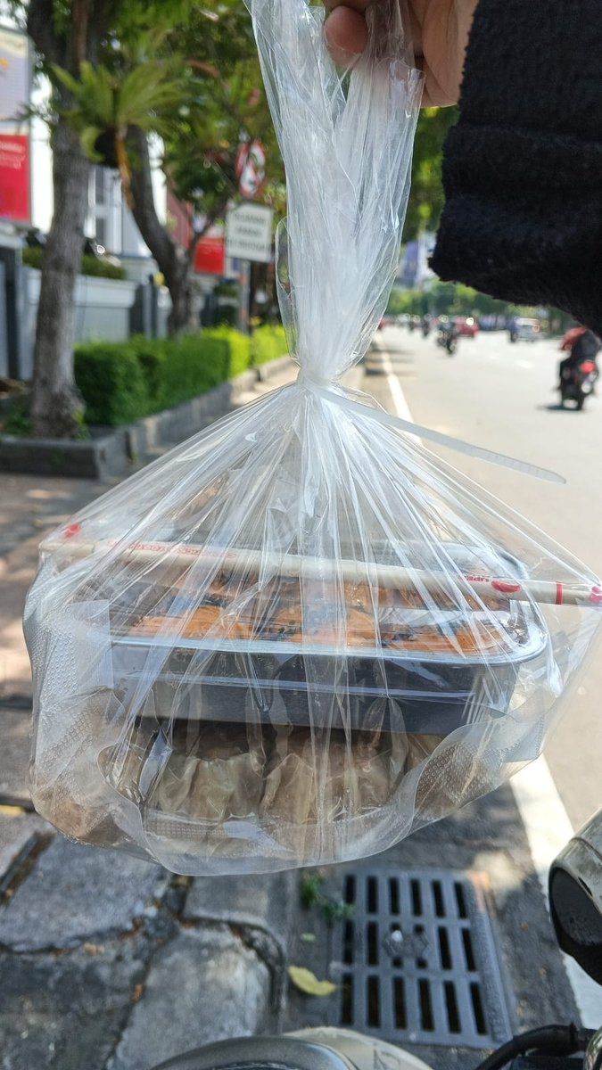 chrollo_sphere's tweet photo. Please normalisasi beli dimsum di aku. Frozen isi 10 cuma 30 ribu udah free Chili oil. Bisa add on Chili oil atau spicy mayo. https://t.co/u0YzIFnTW1