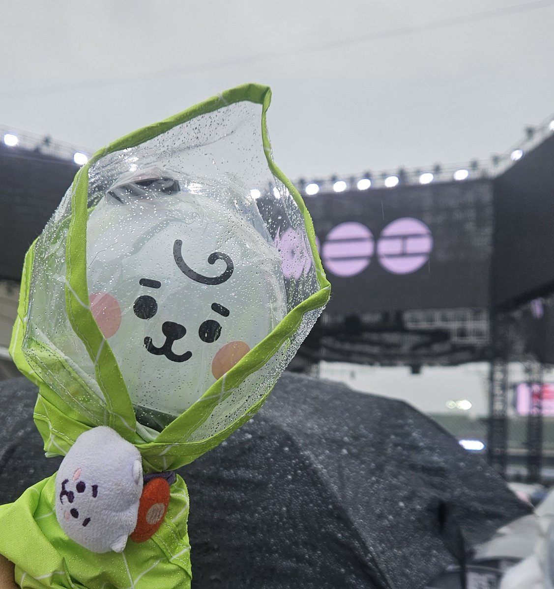 jinjogging's tweet photo. @seokjin_1204Hz 첫콘을 함께 할 수 있어서 너무 행복했어 석진아 비오는날에는 늘 생각날거같아 너가 행복해야 우리도 행복해 기억해줘 
건강하게 투어 잘 다녀와 기다리고있을게 💕

#RunWithJIN
#BTS_WORLDTOUR_ARIRANG_GOYANG
#방탄소년단진 #Jin #진 https://t.co/9Q0mG2sBwS