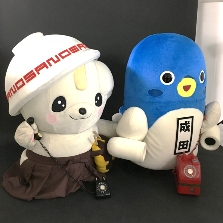 おはよ～。今日は #昭和の日 だよ。今年で満100年を迎える『昭和』。みんなが思い浮かべる昭和ってなんだろ～。ぼくは電話かな～。電話をかける時「ボタンを押す」っていうけど、あのころは、ダイヤル～回して～手を止めた～♪だったよね☆ね☆うな。#さのまる