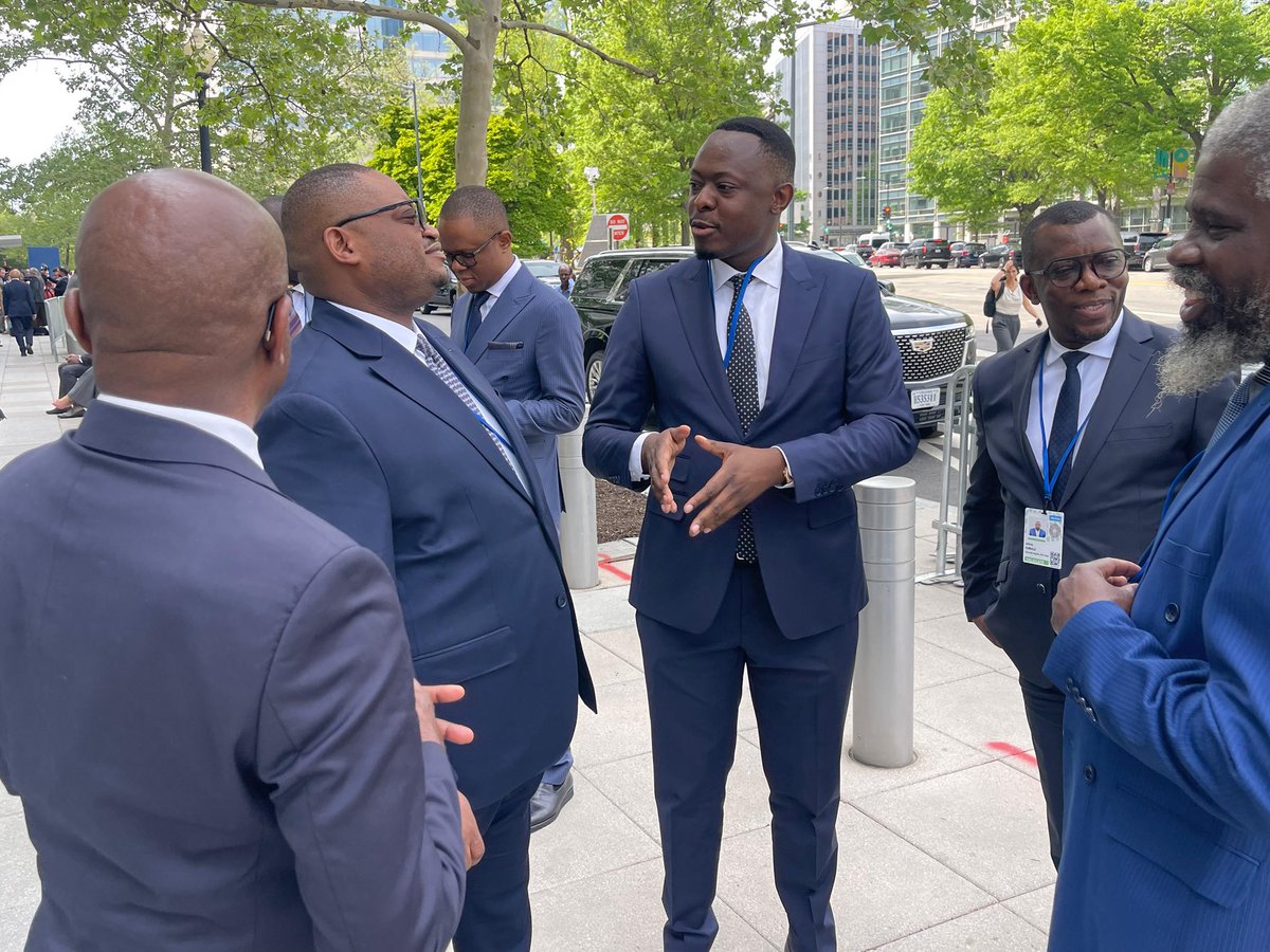 #URGENT
#RDC
#SNEL

Cet après midi à Washington DC, Le Directeur Général de la SNEL SA <a href="/ted_lwamba/">Teddy Lwamba</a> participant à la reunion du printemps de la Banque Mondiale dans la suite du Ministre des Finance SEM Doudou Fwamba et SEM Julie Shiku Ministre du Portefeuille, a été abordé…

1/2