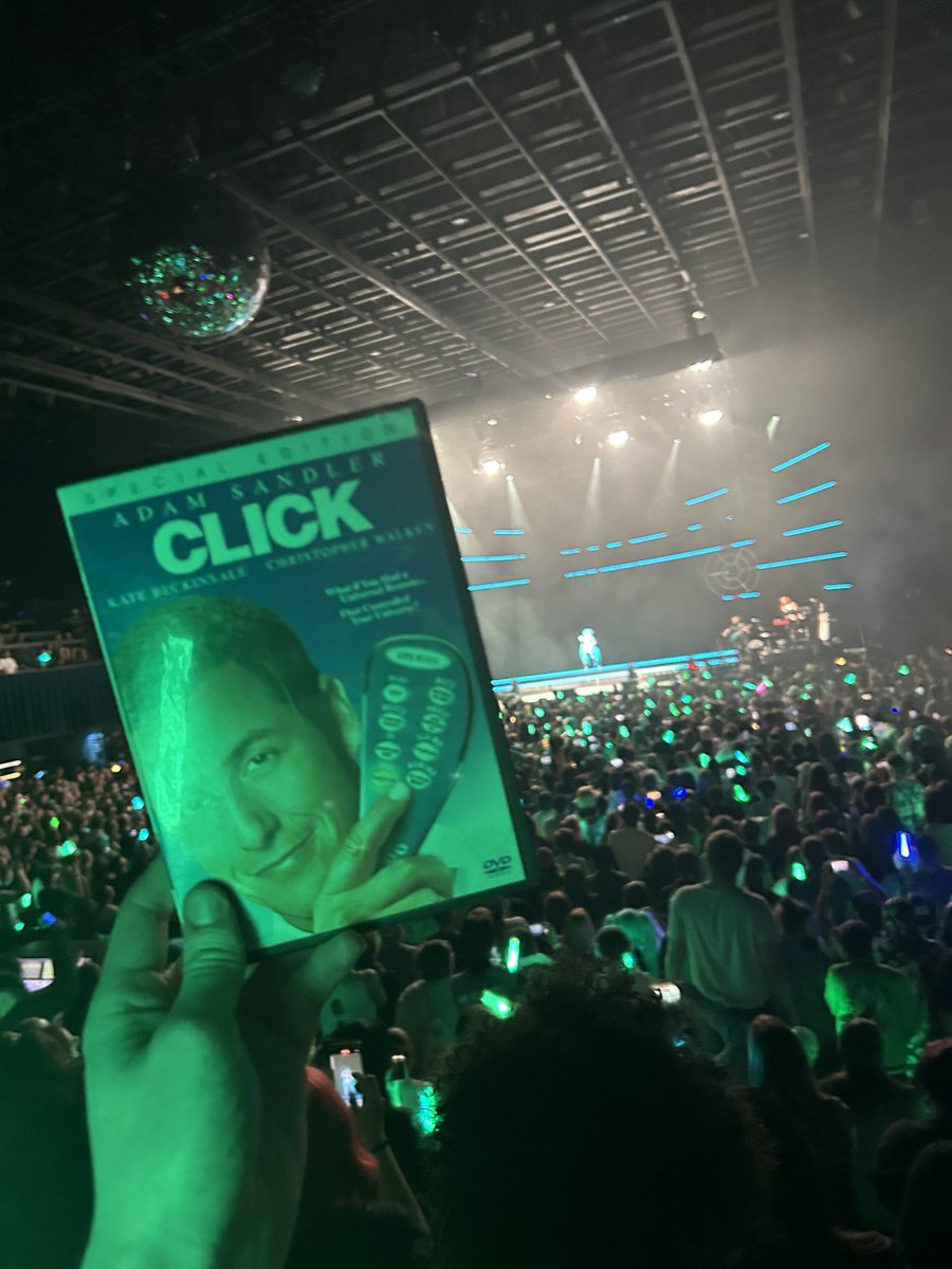 SammyPheonix's tweet photo. Took a click pic with Miku! #MIKUEXPO2026 https://t.co/FtcwppaABH