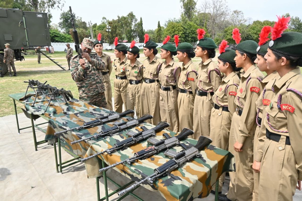 gurpalsing97099's tweet image. नई पीढ़ी की वीरांगनाएँ तैयार 🇮🇳
एनसीसी कैडेट्स का जुनून और सपने,
देशसेवा की ओर बढ़ते कदम।
आज की प्रेरणा, कल की शक्ति। 🔥
#IndianArmy #NariShakti #FutureWarriors