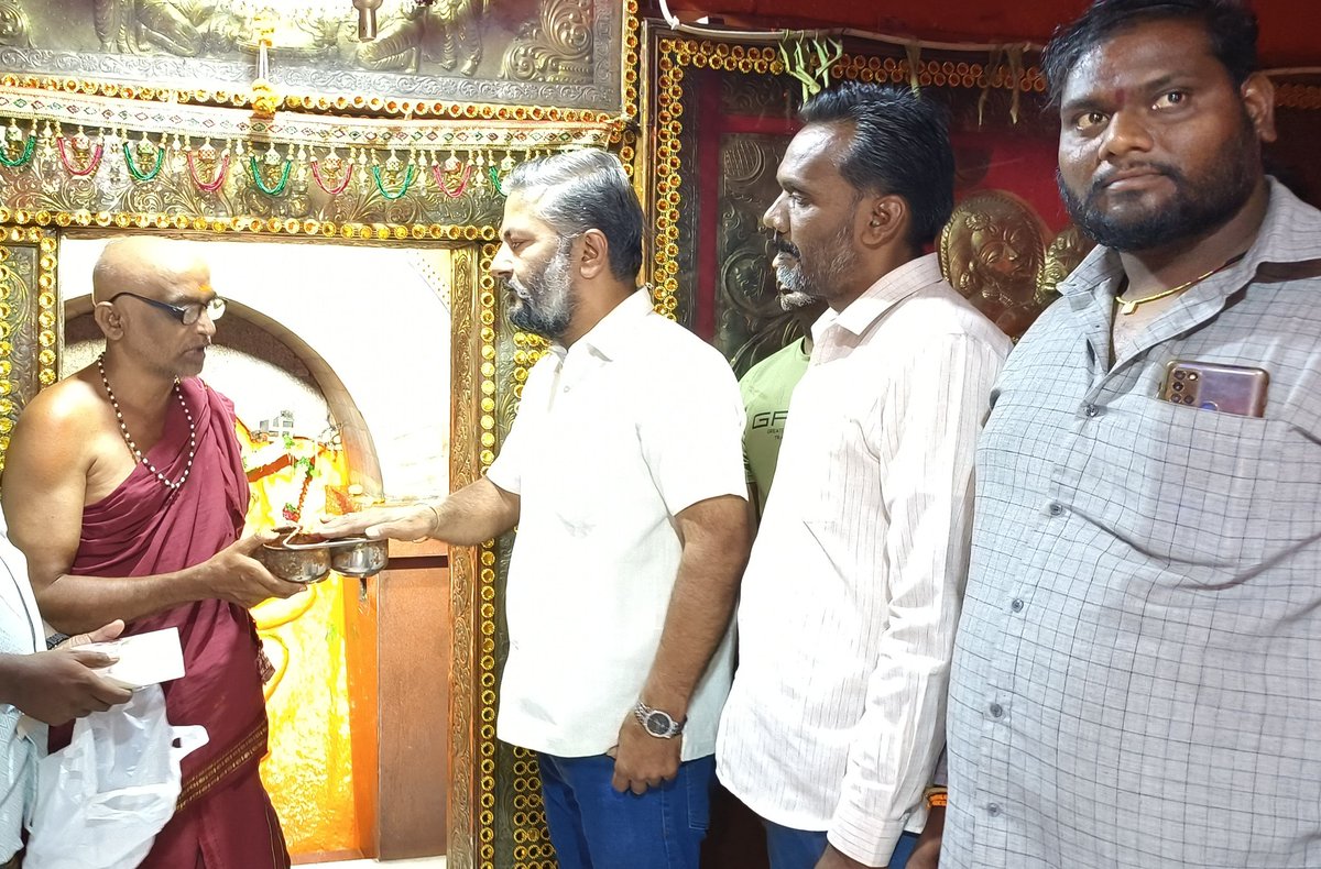 SanjayP50380733's tweet photo. ఈరోజు రాజాసింగ్ @TigerRajaSingh వారి జన్మదిన సందర్భంగా సారంగాపూర్ లోని హనుమాన్ మందిరంలో సంజయ్ పురోహిత్ వారి ఆధ్వర్యంలో మహా ఆరతి పూజా కార్యక్రమం నిర్వహించబడింది ఈ కార్యక్రమంలో దీపక్ , రాజ్ , సతీష్ , కృష్ణ , చైతన్ , రాహుల్ పాల్గొన్నారు.
#HinduTiger #Rajasingh #sanjaypurohit #indur https://t.co/yglRPQtXjW