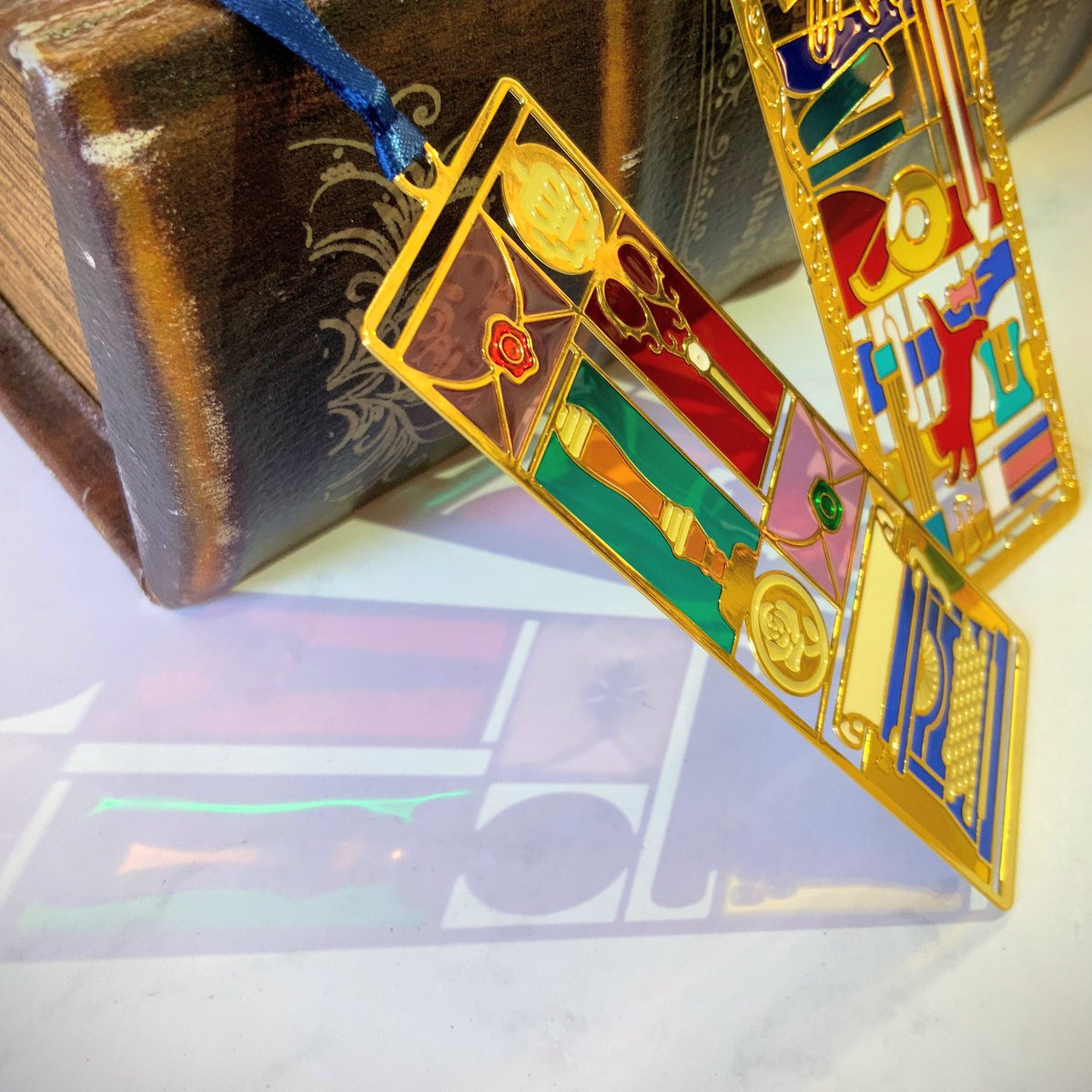 ⳹ 美しいデザインを目印に⳼
ステンドグラス風ブックマーク📙

光をあてると、ステンドグラスのような色とりどりの影を落とす栞。
1色ずつ手作業で彩色(エポキシ樹脂加工)されています。

ᝰ✍︎꙳⋆

本日4/16(木)は、13-18時まで営業です。
皆さまのご来店をお待ちしております🤗