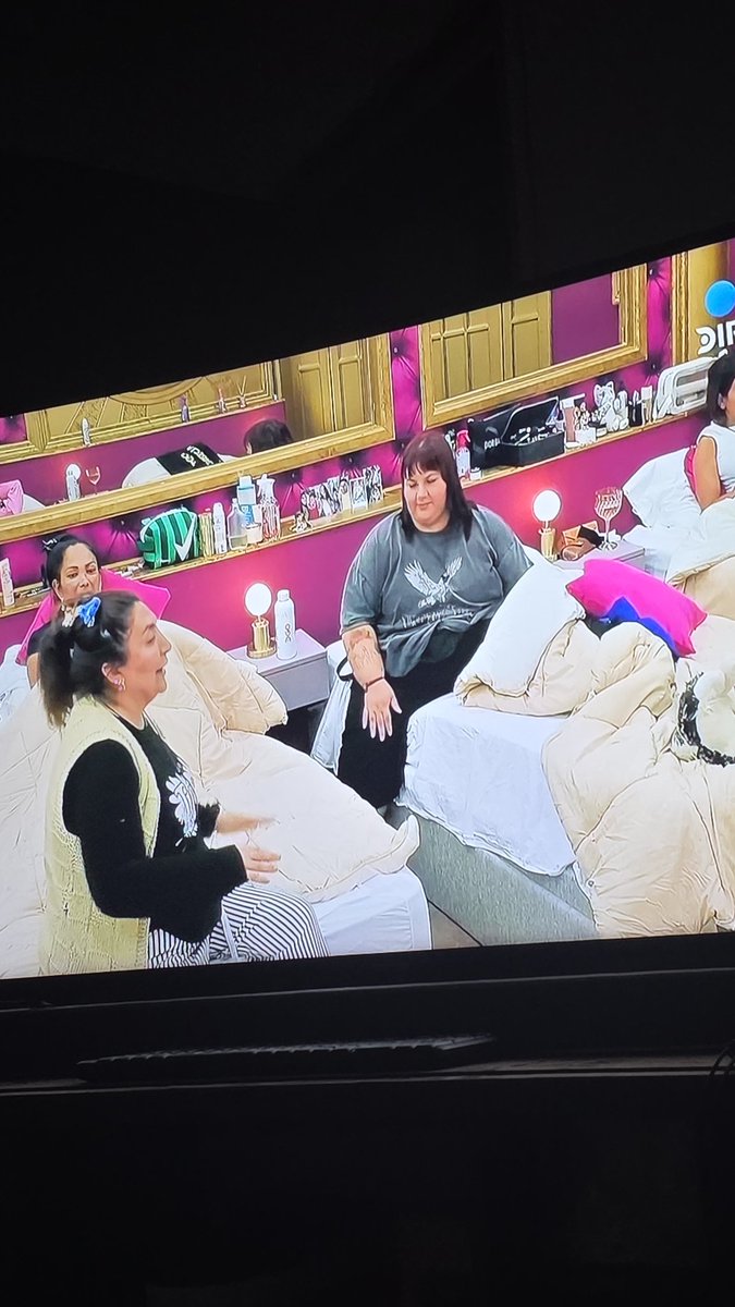 Como puede ser que nadie note que hace semanas que la producción solo enfocan a este grupo por hs y un rato al grupo de ema y ponen placa por toda la madrugada <a href="/GranHermanoAr/">Gran Hermano</a>  <a href="/SANTIAGODELMORO/">SANTIAGO DEL MORO</a>  por que toda la noche muestran a estas mierdas y no al resto de la casa