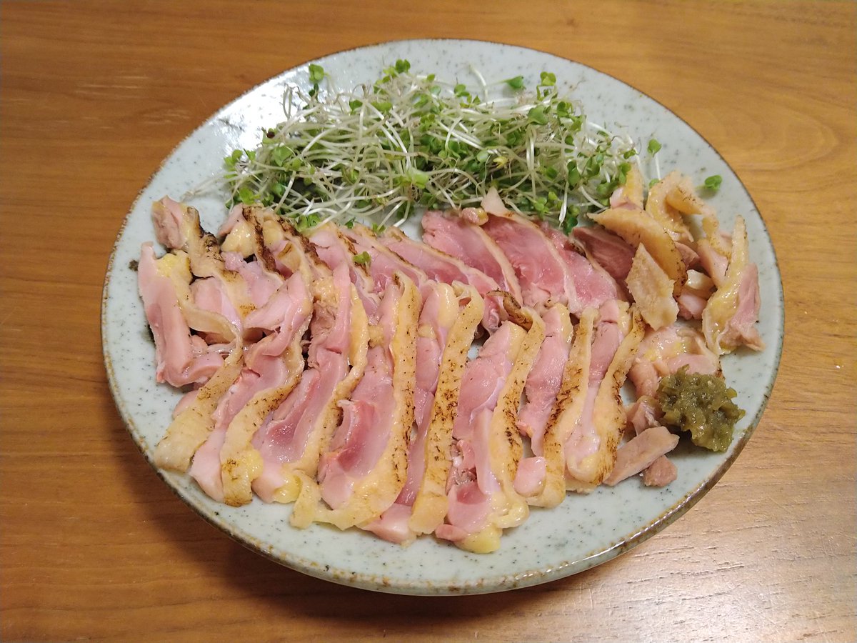 昨夜の晩酌🍶イオンで激安のパック酒・住乃井の生貯蔵酒！2Lで701円✨️長岡市の住乃井酒造は日本酒は丸投げなので中味は栃木市の北関酒造の酒が詰まってます。ちょっと薄っぺらい感じがしますか、値段・量を考慮したらそれなりに美味しいです。酒の肴は種鶏🐓のタタキ！硬いけど旨味強くて美味い！