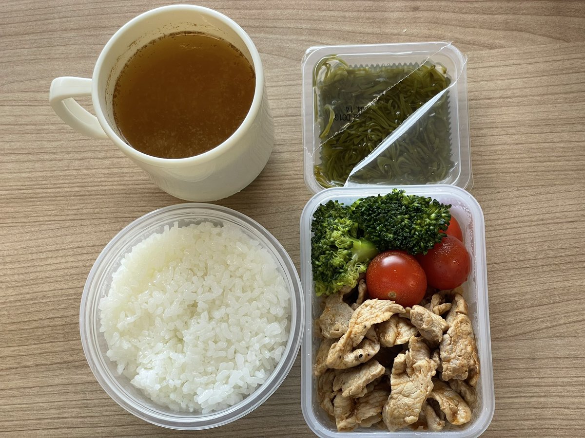 木曜日。お昼ごはんはポークチャップとブロッコリーとミニトマト。めかぶ。白飯と味噌汁。嵐の前の静けさを破る弩級の嵐が起こった。なんだコレ。もう笑うしかない。ちょっとやる事増えたんで、付き合い悪くなるかもしれんけど勘弁してね。#おうちごはん #ずんこ飯 #お弁当