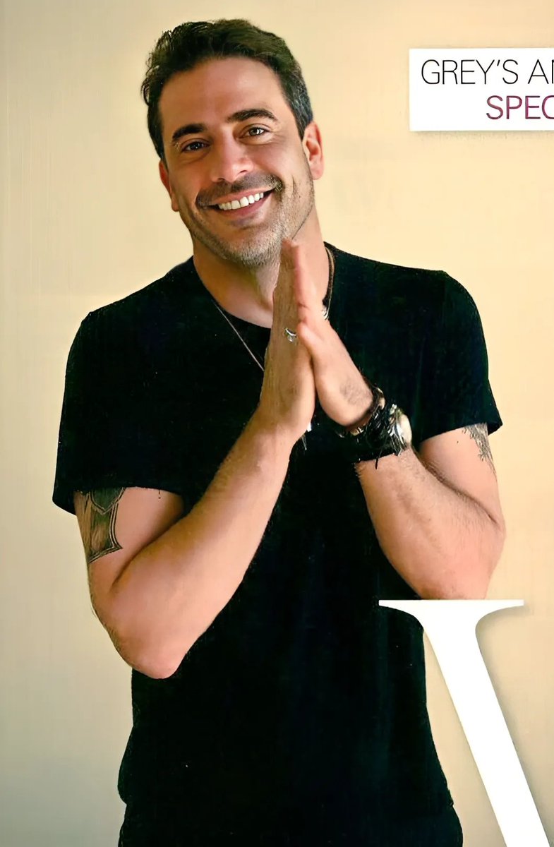 Jeffrey Dean Morgan smiling like this, hands together… help me 😩❤️
Look at every single detail of this perfection: that wide smile with the whitest teeth, brown eyes sparkling with pure happiness, perfectly groomed salt-and-pepper beard, dark hair with silver strands, strong