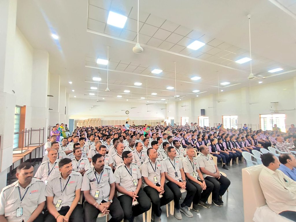 DistEdu_RR's tweet photo. On 15.04.2026, the @ACLB_Rangareddy, @DistEdu_RR, Transport and R&amp;B Dept., held #ArriveAlive programme at Ramadevi Public School. 
The team delivered valuable guidance to students, teachers, and drivers on the importance of road safety and responsible behavior on roads. https://t.co/Jf8aQibIuI