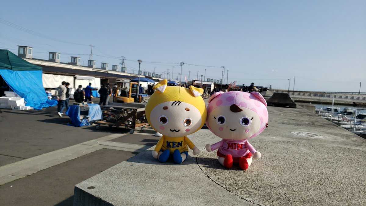 kenminkyosai_k's tweet photo. 先日「発見！宮城のスマイルさん」の撮影で名取市のゆりあげ港朝市に行ってきたよ！今回のスマイルさんはゆりあげ港朝市協同組合 理事長の櫻井広行さん！ 放送は4月19日（日）の夕方5時25分！みてね～！          
#宮城県民共済 #Kすまいるず https://t.co/tYHnytdqdz