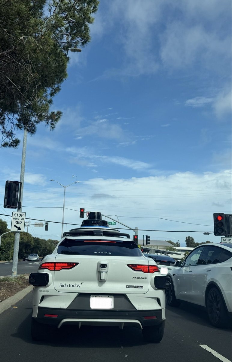 無人タクシーのWaymoってJaguarなんだよなぁ。

Jaguarは当時EVで巻き返したかった。
Waymoは大量に車が必要だった。

こんな利害が一致して、Jaguarは「やる！」って乗ったらしい。

BMWやメルセデスはブランドリスクを考え慎重だった。